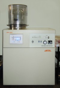 Образцы для анализа должны быть напылены проводящим покрытием, для чего в лаборатории имеется вакуумный напылительный пост производства компании Jeol. 